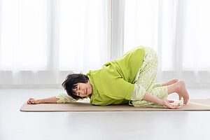 肩や肩甲骨、背中をストレッチ。「気持ちがいいです。手は、猫の手にしてね」