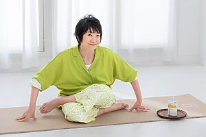 お尻の筋肉を気持ちよく伸ばすストレッチ。「エクエル ジュレの味が好き」という猫背さん。さわやかなオレンジ風味で、エクオールは5㎎含有。ビタミンDも入っています