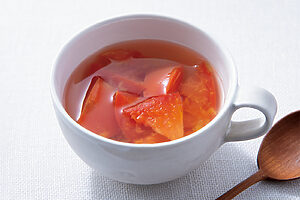 汁物は温かいものが腸にいい。夏のトマトの温スープは、体全体を冷やしつつも、腸には優しくおすすめ
