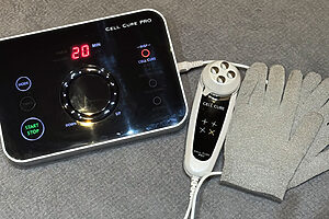 確かな手技と微弱電波やEMSを用いたハイテクケアが同時に味わえる。眼精疲労にも効果的