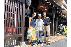 亡くなる半年前に、父と3人で岐阜へ出かけた家族旅行の記念の1枚