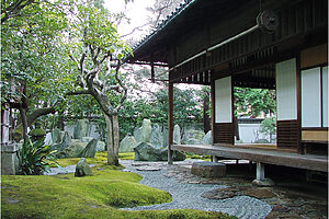茶室からの眺め。敷石で波が打ち寄せる洲浜を表現