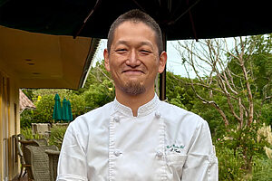 「Grand Baobab」シェフの尾﨑真悟さん。ミシュラン2つ星「桃の木」など有名中華料理店出身という異色の経歴を持つ。持ち前の鋭い味覚と食材に対する豊かな発想で、クラシックなフレンチを基盤にイタリア料理のエッセンスを加えたここにしかない料理を創り出す