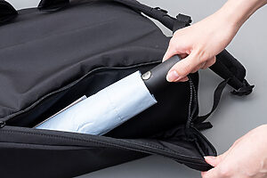 撥水生地の底面ポケットは、濡れた折りたたみ傘や汚れものを他の荷物と分けて収納できる