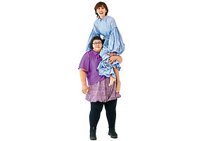 認知症の母親を介護していた、にしおかすみこさんと、子どものころから叔父の介護施設の手伝いをし、介護福祉士の資格も持っている安藤なつさん