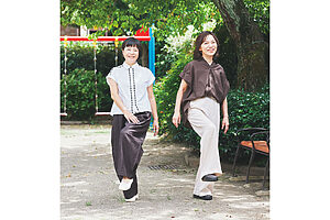 長い間、股関節の痛みを抱えてきた大平一枝さんと上田淳子さん。友人でもある二人が同じ悩みに向き合っていることがわかり、人工股関節に置き換える手術を共に受けた。そして3週間後、この笑顔……！