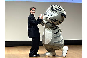 京都国立博物館の公式キャラクター、トラりんとハイタッチ。トラりんは同館が所蔵する尾形光琳筆「竹虎図」をモチーフにしています