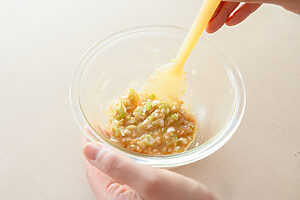 （1）長ねぎはみじん切りにする。Aと混ぜ合わせ、ねぎ味噌を作る