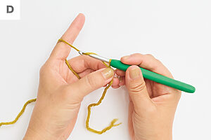 輪の交点を押さえながら、かぎ針の背で糸を押すようにして針先に糸をかけ、輪の中から引き出す。鎖編み1目めのできあがり