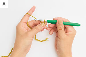 針先を手前にくるりと回転させ、糸の輪を作る