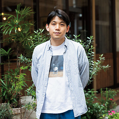 『隣り合う』 著者 青野 暦さんインタビュー ──「言葉によるスケッチが小説になりました」