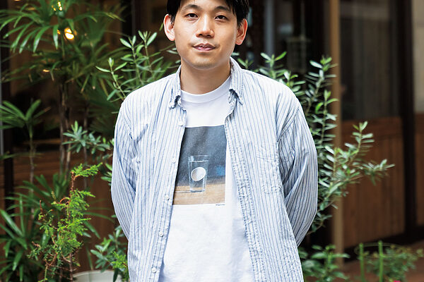 『隣り合う』 著者 青野 暦さんインタビュー ──「言葉によるスケッチが小説になりました」