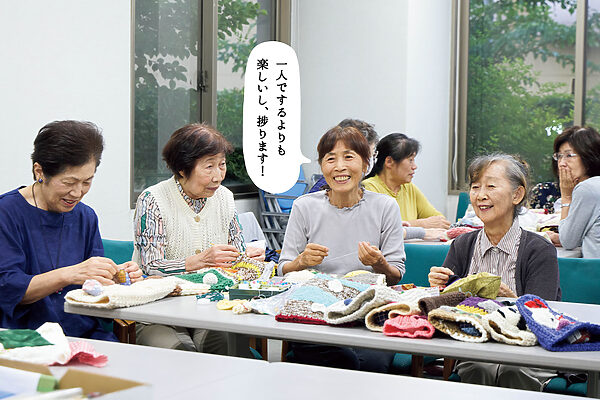 仲間と楽しみながら作ったものが誰かの役に立っている──認知症マフ作りで広がる輪