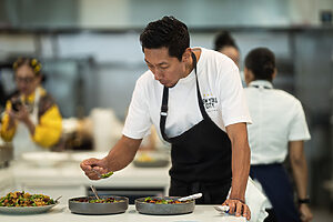 Chef’s Tableメニューを提案するのは、世界各地のレストランで経験を積み、現在、湯布院にある循環型オーベルジュENOWA YUFUINのエグゼクティブシェフを務めるチベット出身の料理人・タシ・ジャムツォさん