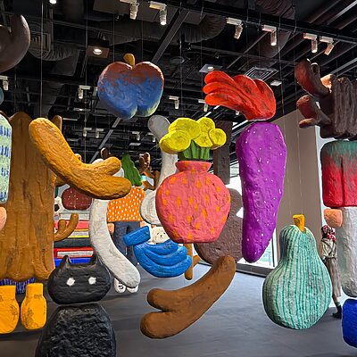 緑とアートが織りなす幻想的な世界へ。平子雄一展「HUMAN AND NATURE」で心解きほぐす時間を