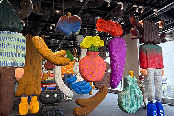 緑とアートが織りなす幻想的な世界へ。平子雄一展「HUMAN AND NATURE」で心解きほぐす時間を