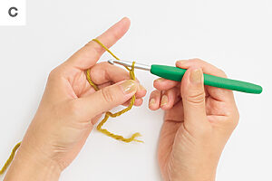 かぎ針にかけた糸を、輪の中から引き出す。これが端の目になり、目数には数えない