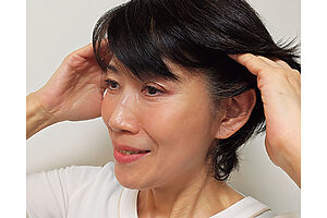骨密度が減少して起きる顔のたるみに、側頭筋マッサージを指導