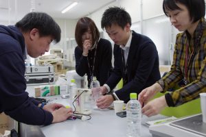 チームで実験を行っているところ。