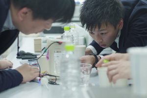 飲み物の誤嚥を防ぐには、飲料にいかにとろみ剤で適切なとろみをつけ、口の中でコントロールしやすくするかが肝心。