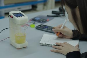 飲み物によって最適なとろみの量を慎重に測り、データ化。