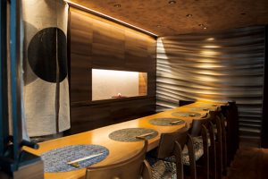 低めの椅子もくつろぐカウンター。店主と会話しやすい高さに設定してある。