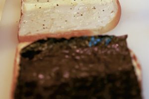 1. ボウルに水少量、粉末かつおだし小さじ1/2、砂糖小さじ1/2、塩2つまみを溶き、卵1個を割り入れてよく混ぜておく。軽くトーストした食パン2枚にマヨネーズを大さじ1ずつ塗る。1枚には全形海苔1/4枚をのせ、 1枚には黒胡椒を少しふる。