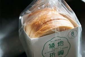 猫沢さんが今回使用したパンは、オリミネべーカーズ［ 新大橋店　東京都江東区新大橋1-9-5　TEL.03-6240-2290　営業時間 9時30分〜19時30分　水曜休　使用したのはレーズンからおこした天然酵母で一晩熟成させた折峰食パン（400円）］