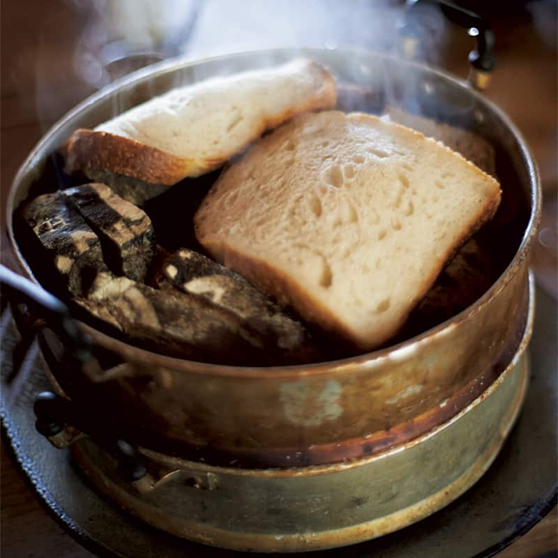 【陶芸家と布作家の夫妻の食卓】大きな蒸し器にほかほかパン、 朝採れ野菜で1日が動きだす。