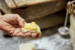 1.卵や小麦粉、牛乳などで作られたカスタードクリームを生地に詰める。