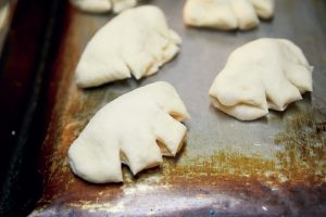 2.昔ながらのグローブ型。「本来、切れ目は4つだけど、うちはパンがほどよく膨らむように3つなの」