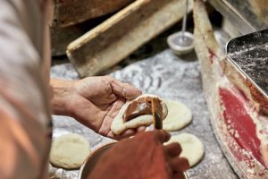 1.牛乳や卵、ココアパウダーなどから作るクリームをたっぷりと詰める。「企業秘密なんて何もないよ」と、作り方を親切に教えてくれた。