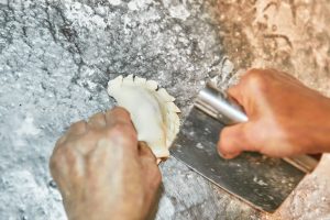  2.細かく切り目を入れてから、窯へ。