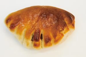 ［チョコレートパン］110円　パン生地とチョコクリーム、 それぞれの甘さが相性よし。