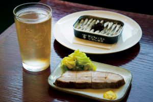 木村さん曰く「宇宙一おいしい」ハイボール1,080円、おつまみ三枚肉 約960円（重さによる）、オイルサーディン1,080円（すべて税込）。