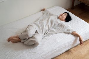 膝を立て脚を左右に倒す。