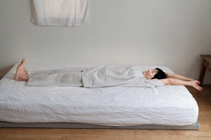 両手両足を伸ばし身体をほぐす。足の甲を垂直にするのがポイント。