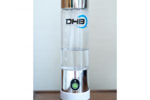 水素吸入器は硬水を使用。電源を入れ、約1時間鼻から吸引する。