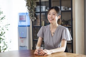 松見早枝子（まつみ・さえこ）さん。女優を経て、料理研究家に。2019年より、食物、あるいは精神、生活の活力の源を意味する「粮（かて）」を用いた「粮理家」という肩書きを用い、心身が喜ぶ料理を発信。プライベート料理教室「Tronc（トロン）」主宰。