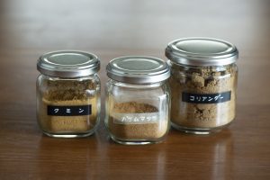 スパイスウォーターにむくのは、ガラムマサラのほか、消化を助け、腸を整えてくれる作用があるとされるクミンや、むくみ改善が期待できるコリアンダー。