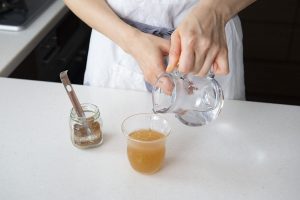 湯を注ぐと、ほんのりスパイスのいい香りが。「リセットタイムのウォーターサーバーなら待たずにお湯が取り出せてラクちん」