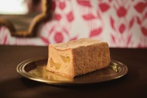 「林檎とメイプルのシュトーレン 」4,200円（税込、長さ17×高さ6.5(cm)）※2018年12月1日(土)より販売開始【限定数：100個】林檎の洋酒漬けとメイプルシュガー、特製スパイスのアクセント。ホテルオークラ東京オリジナルのシュトーレン。