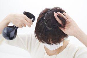 1.水をスプレーして髪の毛の根元を中心にしっかりと湿らせ、寝ている毛を起こす。その後、頭皮に水をなじませるようにマッサージ。