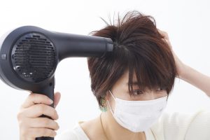2.髪に空気を入れるようにドライヤーをかける。髪の毛が寝ている方向と逆向きに風を当てると髪の毛が立ち上がりやすい。