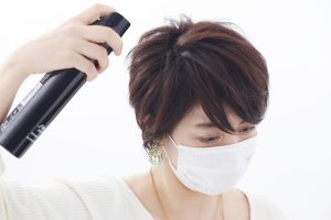 5.しっかりキープしたいなら、ハードスプレーを髪の根本と前髪にひとふり。