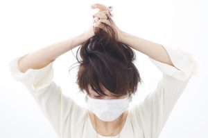 4.油分のあるヘアバームを手のひらでよく伸ばし、髪の毛を持ち上げながらつける。手に余った分で前髪をセット。足りないと感じたら少しずつ付け足していくのがコツ。