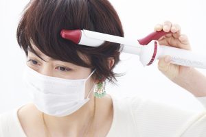 26mmの中太のコテで毛先を跳ね上げるように、クセづける。