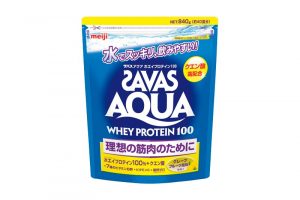 【プロテイン】たんぱく質を手軽に摂取するべく、犬山さんが毎朝飲んでいるというのがプロテイン。「水分も一緒に摂れて一石二鳥です」。ザバス アクアホエイプロテイン100 グレープフルーツ風味 840g 希望小売価格6,600円 （明治 TEL.0120-858-660）