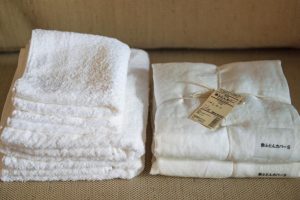 消耗品は通販を賢く利用。タオル類はアスクルの通販でお値打ちの今治タオルを取り寄せ（左）。シーツは「無印良品」で家族分を購入（右）。