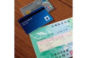 貯蓄もさまざまな方法で実践。毎月5万円の定期預金、百貨店で使えるエムアイ友の会に毎月1万円を積立。JALカードではマイルを貯めている。